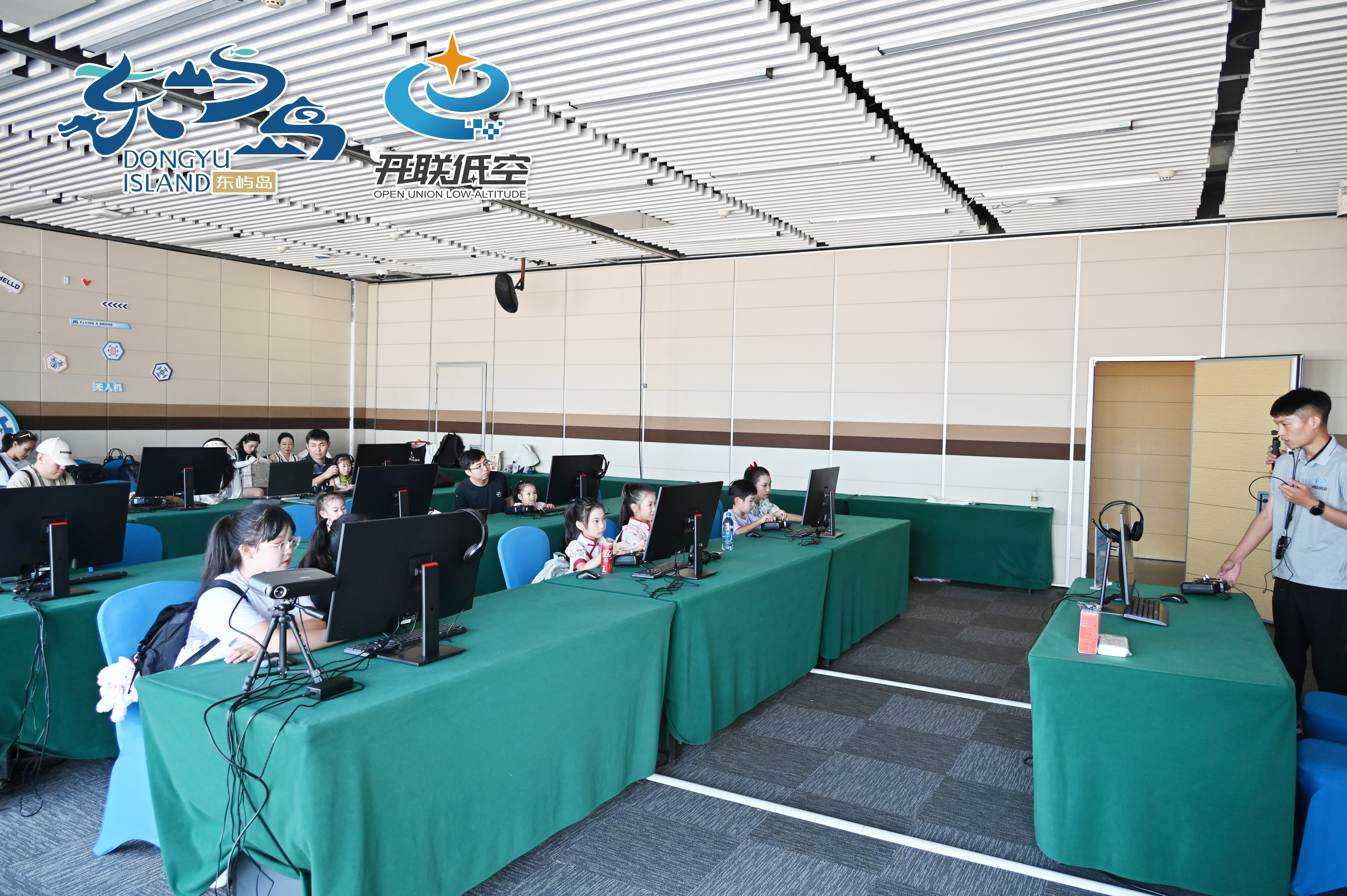 开联低空无人机模拟器体验课